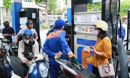 Giá xăng dầu tăng giảm trái chiều