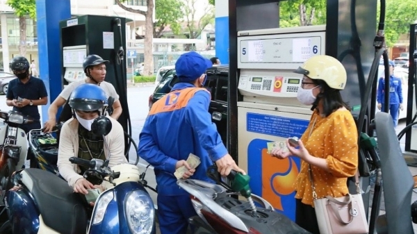 Giá xăng dầu tăng giảm trái chiều