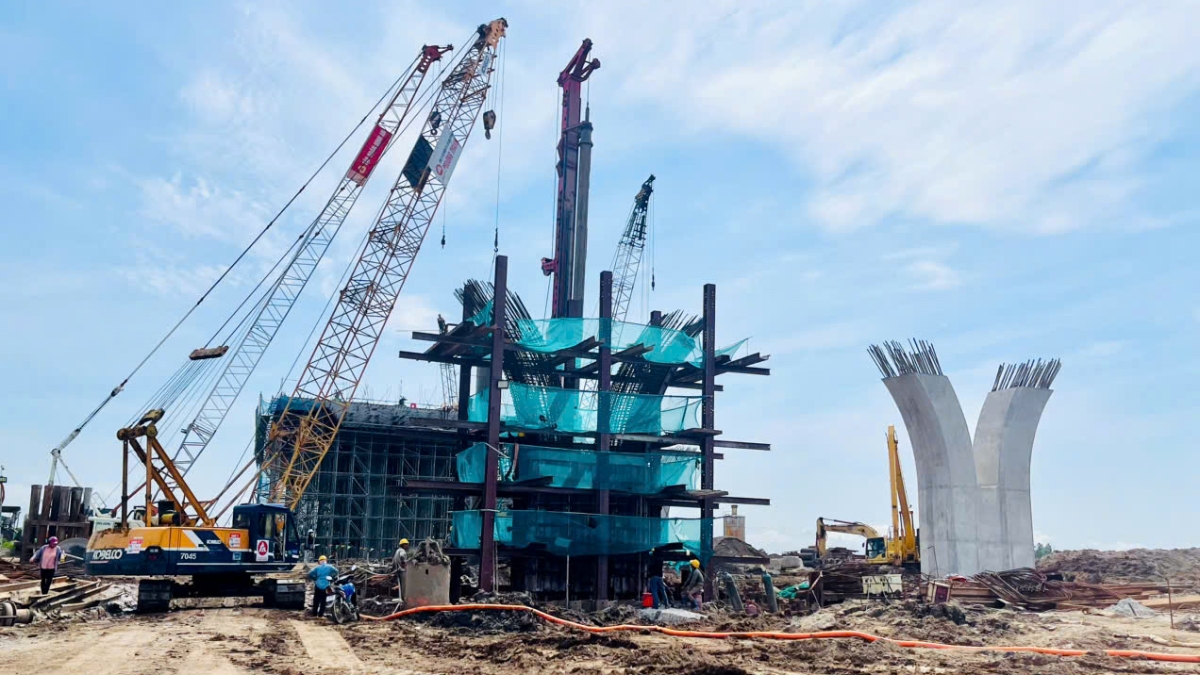Cầu Hải Thành thuộc dự án đường vành đai 2 có nhiều mố trụ phải chờ giải phóng mặt bằng để thi công.