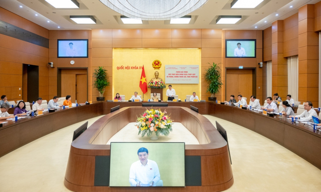 Phiên giải trình “việc thực hiện chính sách, pháp luật về phòng, chống thuốc giả, thực phẩm giả”. Ảnh: Quốc hội
