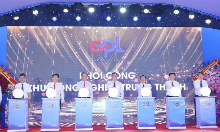 Các đại biểu thực hiện nghi thức khởi công dự án
