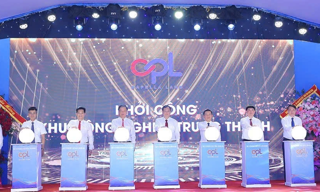 Các đại biểu thực hiện nghi thức khởi công dự án