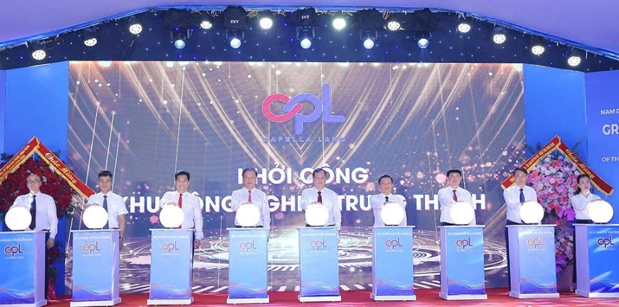Các đại biểu thực hiện nghi thức khởi công dự án