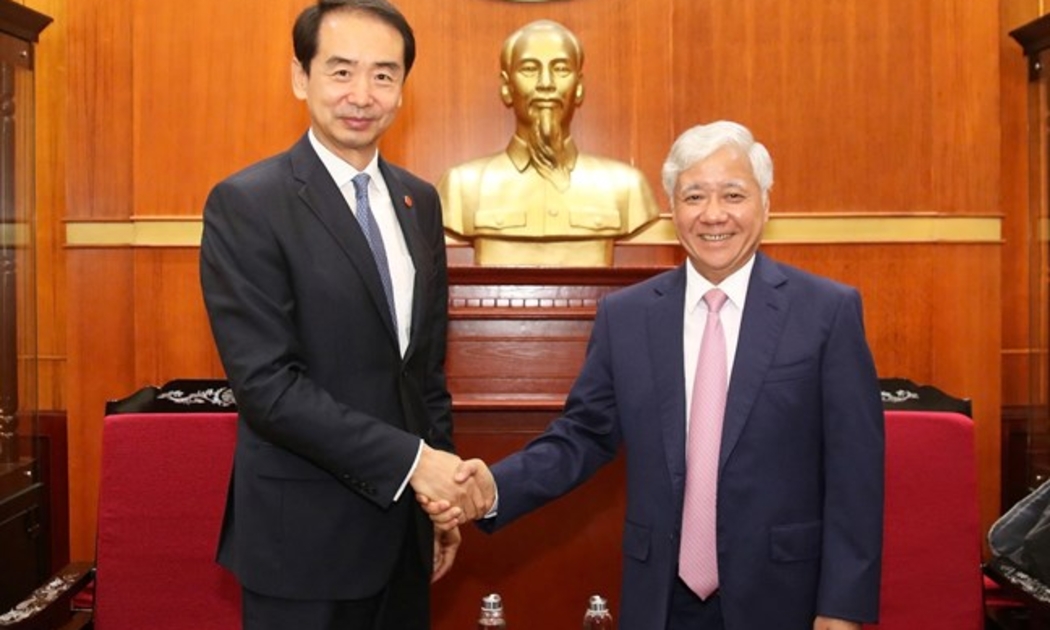 Ông Đỗ Văn Chiến, Ủy viên Bộ Chính trị, Bí thư Trung ương Đảng, Chủ tịch Ủy ban Trung ương Mặt trận Tổ quốc Việt Nam tiếp ông Hà Vĩ, Đại sứ Trung Quốc tại Việt Nam. Ảnh: mattran.org.vn. 