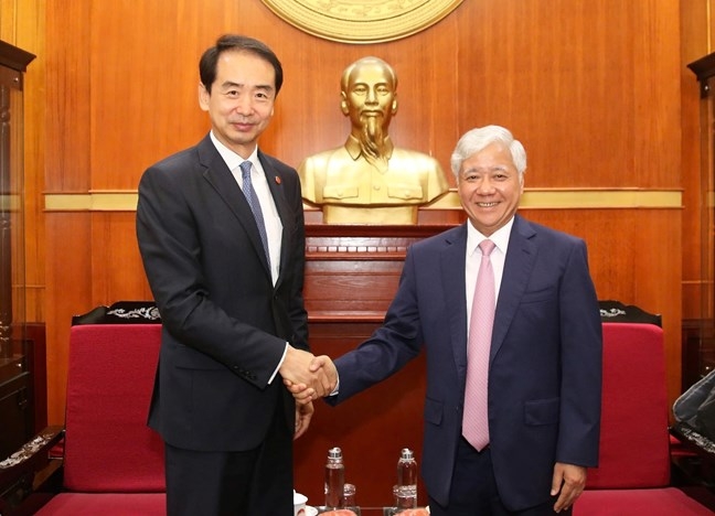 Ông Đỗ Văn Chiến, Ủy viên Bộ Chính trị, Bí thư Trung ương Đảng, Chủ tịch Ủy ban Trung ương Mặt trận Tổ quốc Việt Nam tiếp ông Hà Vĩ, Đại sứ Trung Quốc tại Việt Nam. Ảnh: mattran.org.vn. 