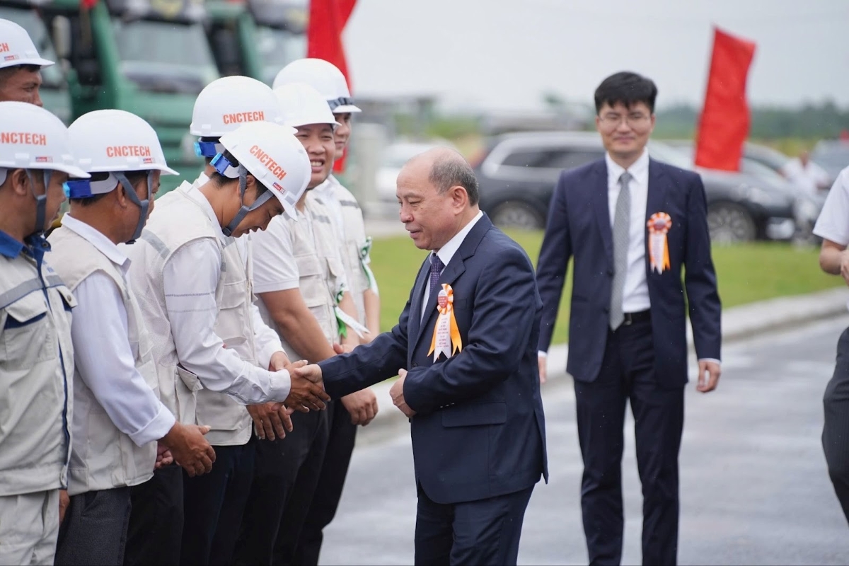 Ông Bùi Đức Hinh -&nbsp; Phó Bí thư Tỉnh ủy, Chủ tịch Ủy ban Mặt trận Tổ quốc Việt Nam động viên các cán bộ công nhân KCN Nam Bình Xuyên