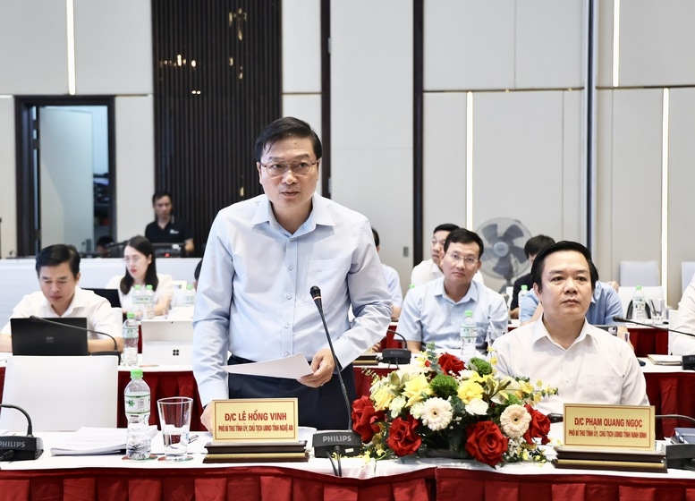 Chủ tịch UBND tỉnh Nghệ An Lê Hồng Vinh phát biểu tại buổi làm việc. Ảnh: Thu Sa