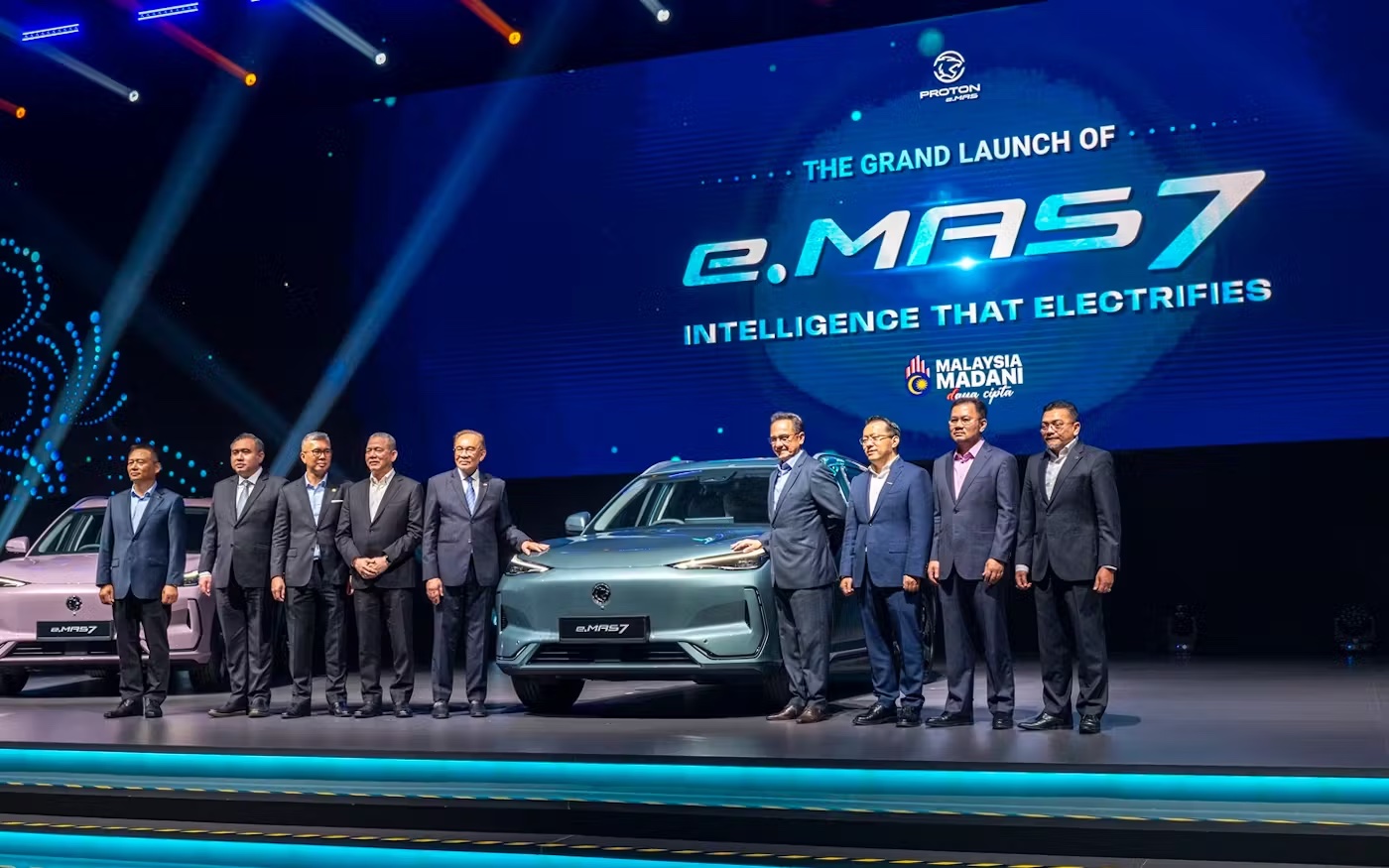 <i>Thủ tướng Malaysia Anwar Ibrahim (thứ năm từ trái sang) tại buổi ra mắt Proton e.Mas 7, mẫu xe điện (EV) đầu tiên của Malaysia vào tháng 12 năm ngoái. Sự ra mắt của mẫu xe mới này đánh dấu sự gia nhập thị trường xe điện của thương hiệu ô tô quốc gia Proton.</i>
