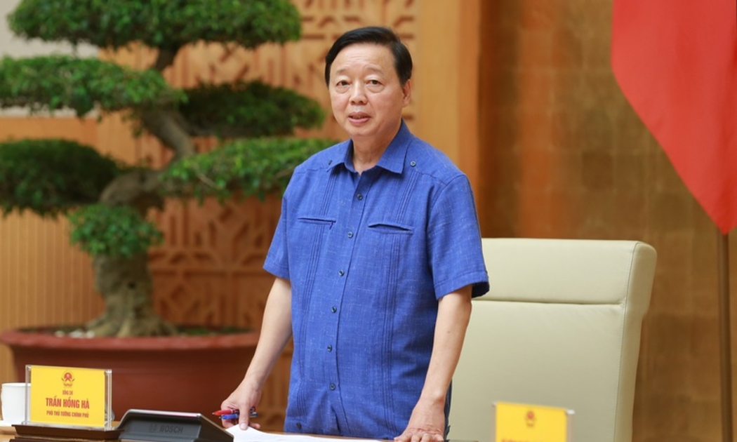 Phó Thủ tướng Trần Hồng Hà chủ trì cuộc họp chuẩn bị công tác ứng phó với Áp thấp nhiệt đới có thể mạnh lên thành bão số 5 (Kajiki) khi đi vào biển Đông - Ảnh: Minh Khôi