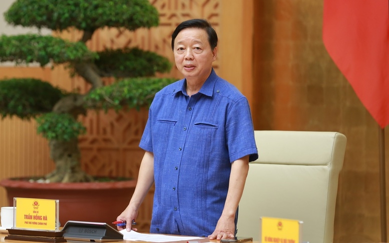 Phó Thủ tướng Trần Hồng Hà chủ trì cuộc họp chuẩn bị công tác ứng phó với Áp thấp nhiệt đới có thể mạnh lên thành bão số 5 (Kajiki) khi đi vào biển Đông - Ảnh: Minh Khôi