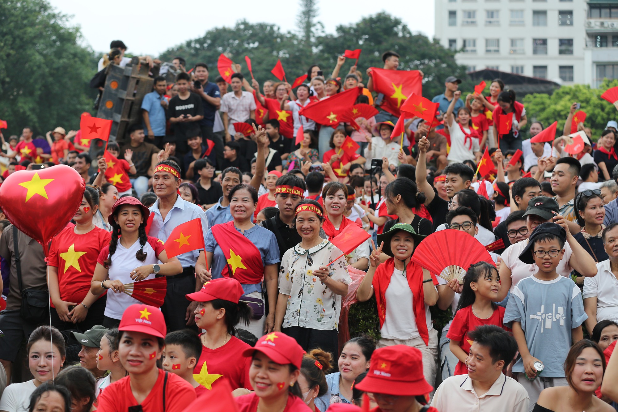 Ngay từ trưa ngày 21/8, hàng nghìn người đã tập trung dọc các tuyến đường xung quanh Quảng trường Ba Đình chờ xem buổi hợp luyện lễ diễu binh, diễu hành Quốc khánh 2/9. Ảnh: VGP