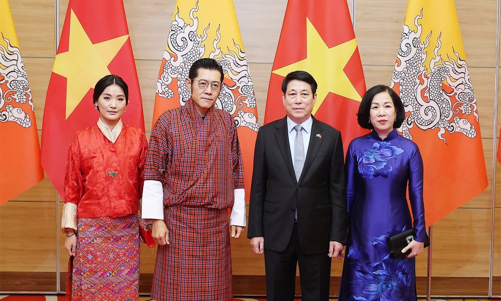 Chủ tịch nước Lương Cường và Phu nhân (phải) cùng Quốc vương Bhutan Jigme Khesar Namgyel Wangchuck và Hoàng hậu