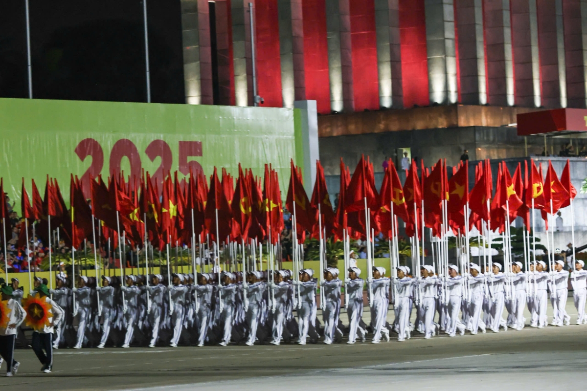Đi đầu trong lễ hợp luyện diễu binh, diễu hành là Khối quốc kỳ, Đảng kỳ.