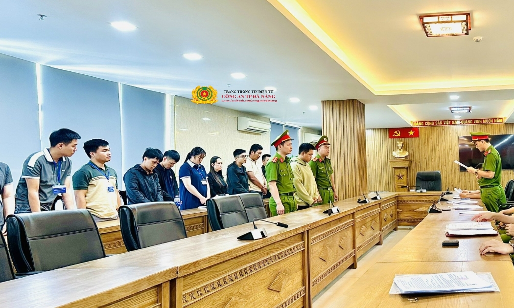 Cơ quan Cảnh sát điều tra Công an thành phố Đà Nẵng tống đạt quyết định khởi tố các đối tượng có liên quan trong giai đoạn 2 của Chuyên án. Ảnh: Cổng thông tin điện tử Công an TP Đà Nẵng.