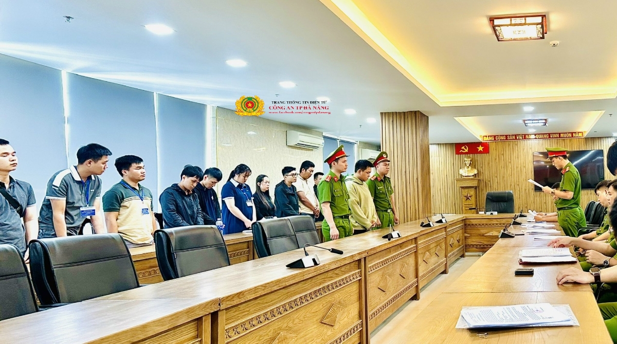 Cơ quan Cảnh sát điều tra Công an thành phố Đà Nẵng tống đạt quyết định khởi tố các đối tượng có liên quan trong giai đoạn 2 của Chuyên án. Ảnh: Cổng thông tin điện tử Công an TP Đà Nẵng.