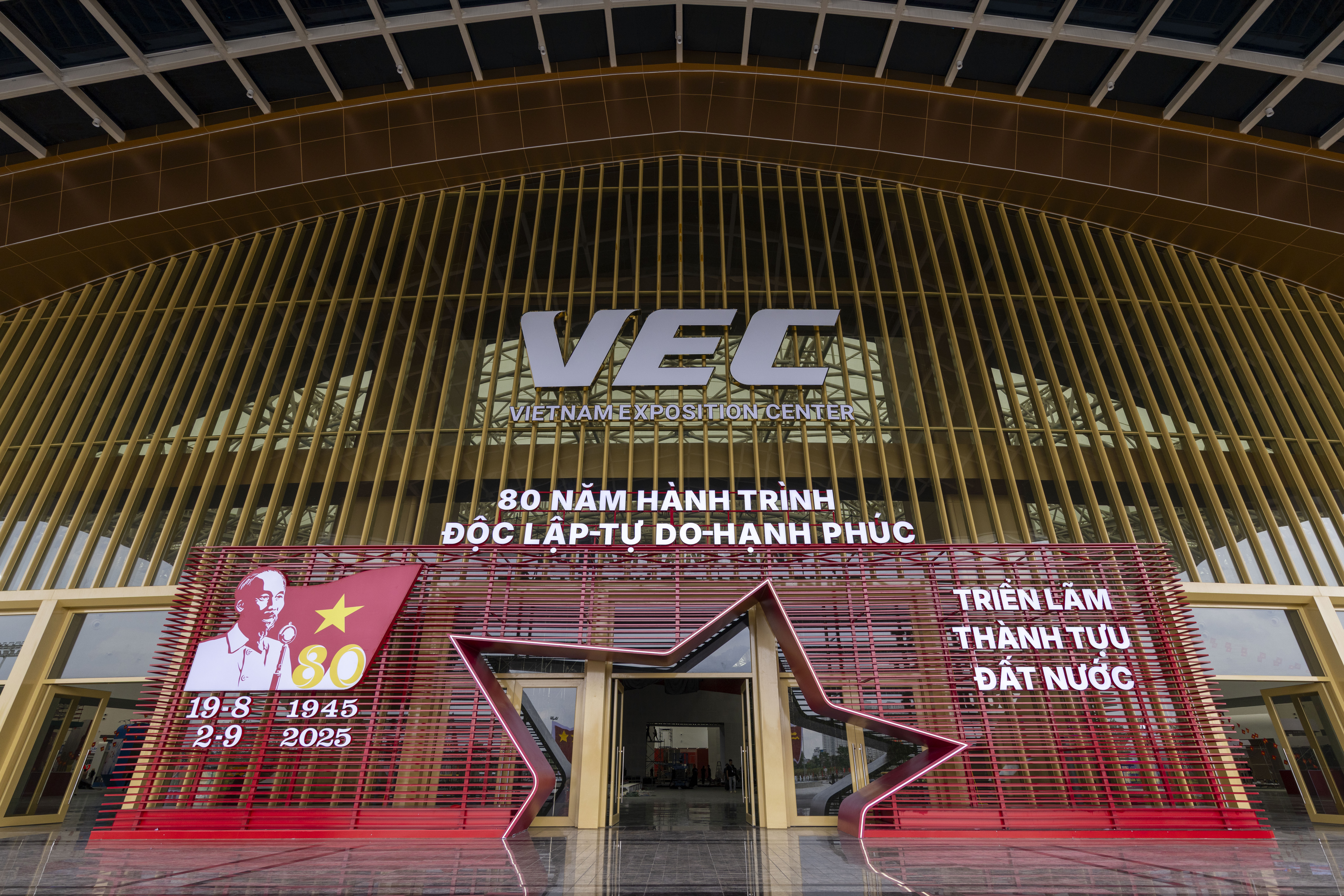 Khu sảnh trung tâm Triển lãm Thành tựu đất nước. 
