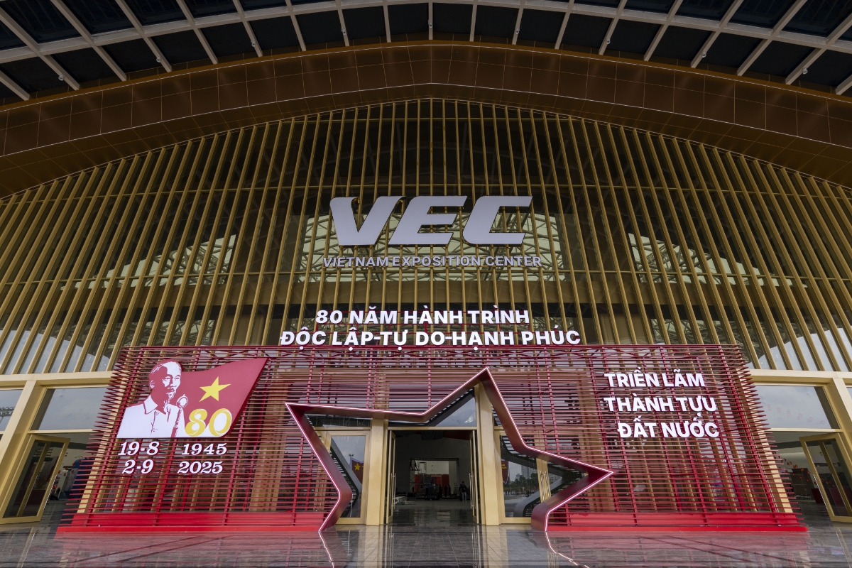 Khu sảnh trung tâm Triển lãm Thành tựu đất nước. 