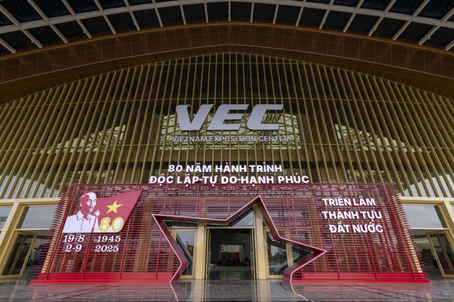 Khu sảnh trung tâm Triển lãm Thành tựu đất nước. 