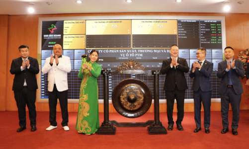 Cổ phiếu PTM của hãng phân phối xe MG chính thức chào sàn, tăng kịch trần 40%