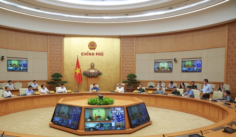 Phó Thủ tướng yêu cầu ngoài ứng phó trước mắt, các địa phương cần chú trọng nhiệm vụ lâu dài: sắp xếp lại dân cư ở vùng rủi ro cao, xóa nhà tạm, xây dựng khu dân cư an toàn. Ảnh: Minh Khôi