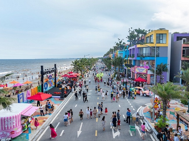 Các khu, điểm du lịch trọng điểm của Thanh Hoá như Sầm Sơn, Hải Tiến, Pù Luông, Thành Nhà Hồ, Lam Kinh tiếp tục thu hút đông đảo du khách trong và ngoài nước. 