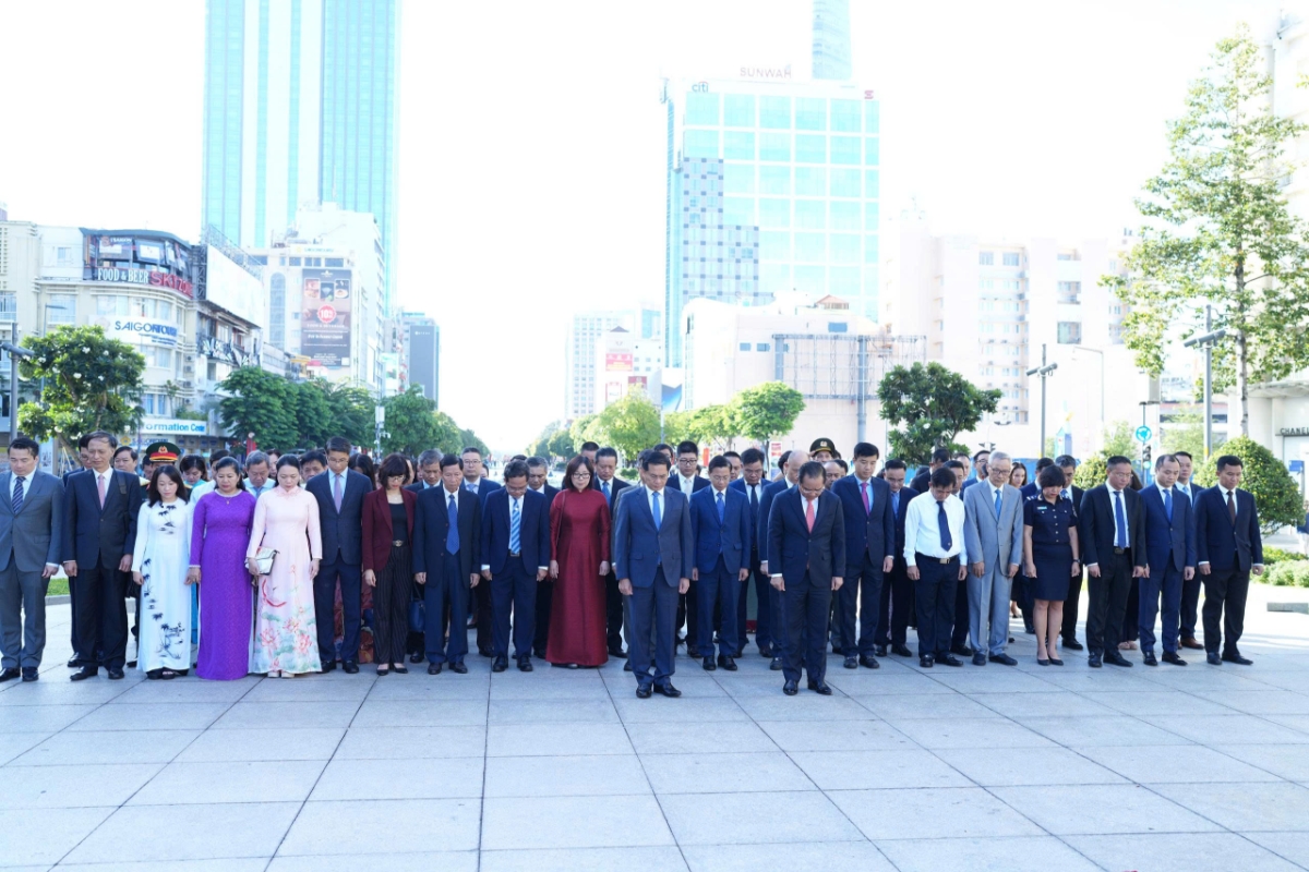 Đoàn đại biểu thành kính dâng hoa và dành phút mặc niệm, bày tỏ lòng biết ơn sâu sắc, tưởng nhớ công lao to lớn của Chủ tịch Hồ Chí Minh.