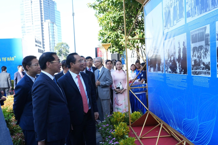 Phó Thủ tướng Chính phủ, Bộ trưởng Bộ Ngoại giao Bùi Thanh Sơn; Chủ tịch UBND TP.HCM Nguyễn Văn Được, cùng các đại biểu tham quan triển lãm.