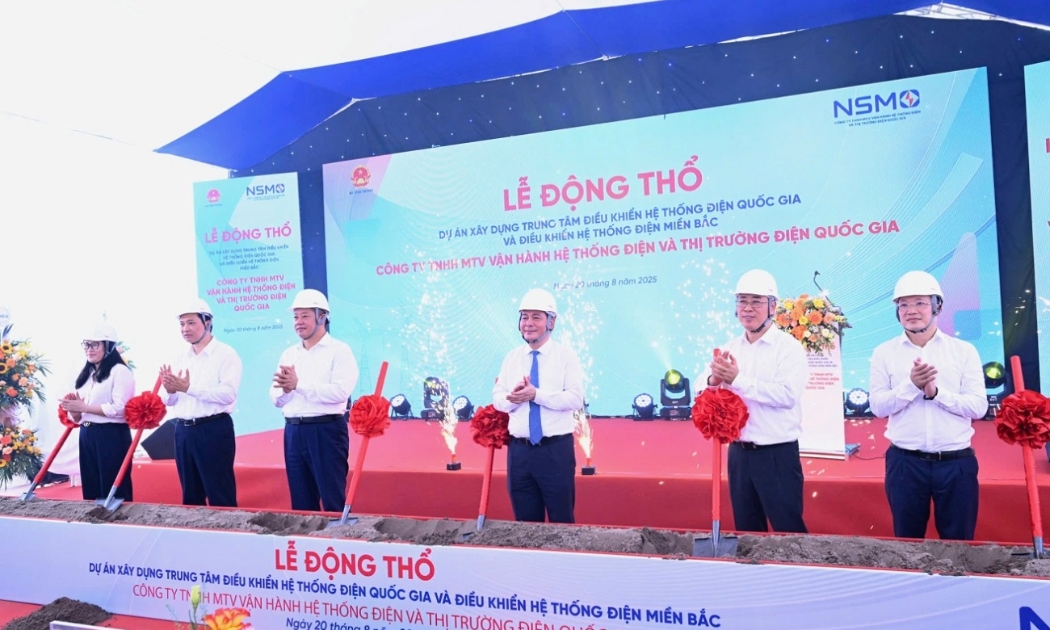 Bộ trưởng Nguyễn Hồng Diên và các đại biểu tham dự buổi lễ thực hiện nghi thức động thổ.