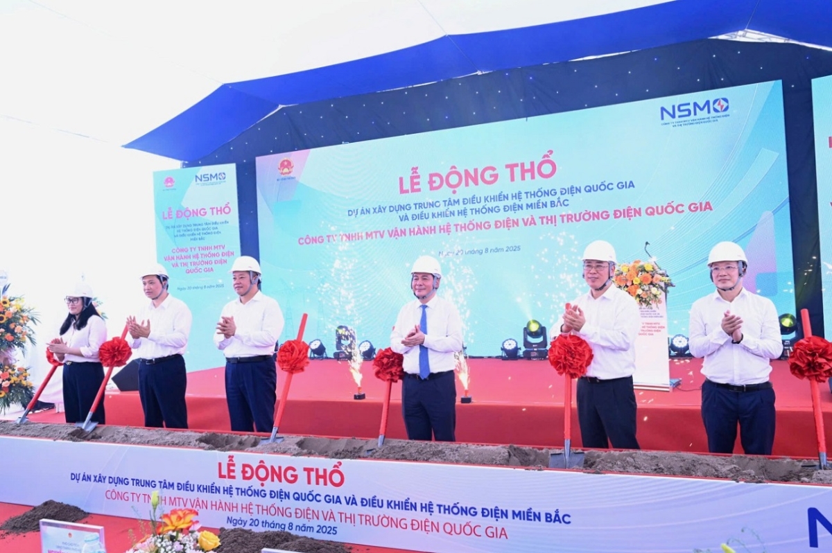 Bộ trưởng Nguyễn Hồng Diên và các đại biểu tham dự buổi lễ thực hiện nghi thức động thổ.