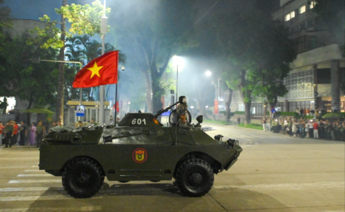 Khoảng 21h40, màn diễu hành của các Khối Quần chúng và Khối Văn hóa, thể thao qua đường Hùng Vương kết thúc buổi tổng hợp luyện lần 1.&nbsp;Khối xe pháo quân sự ra khỏi Quảng trường Ba Đình. Tại các góc phố, đông đảo người dân vẫn nán lại để vẫy chào các khối diễu binh, diễu hành.