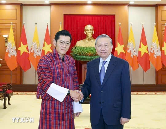 Tổng Bí thư Tô Lâm gặp gỡ Quốc vương Bhutan Jigme Khesar Namgyel Wangchuck. Ảnh: TTXVN