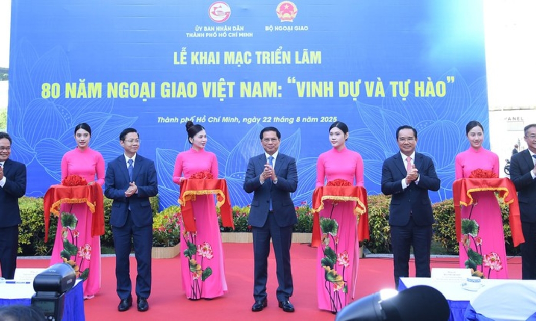 Phó Thủ tướng Bùi Thanh Sơn và các đại biểu cắt băng khai mạc Triển lãm ảnh 