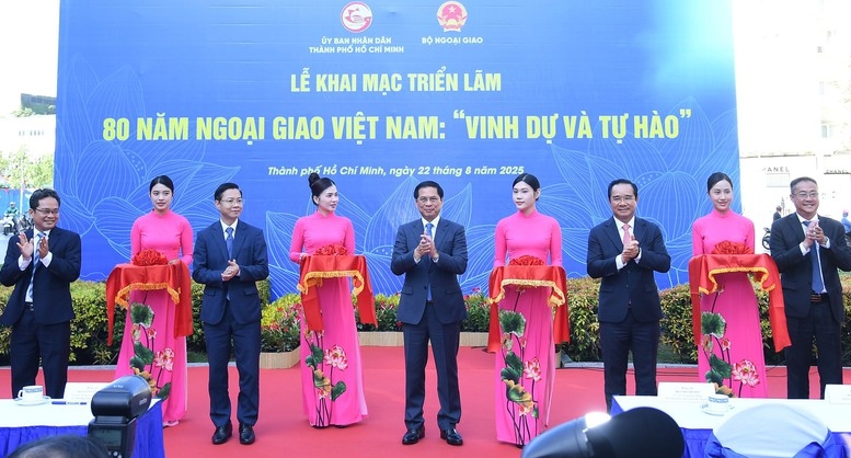 Phó Thủ tướng Bùi Thanh Sơn và các đại biểu cắt băng khai mạc Triển lãm ảnh "80 năm Ngoại giao Việt Nam: Vinh dự và tự hào" - Ảnh: VGP/Hải Minh.