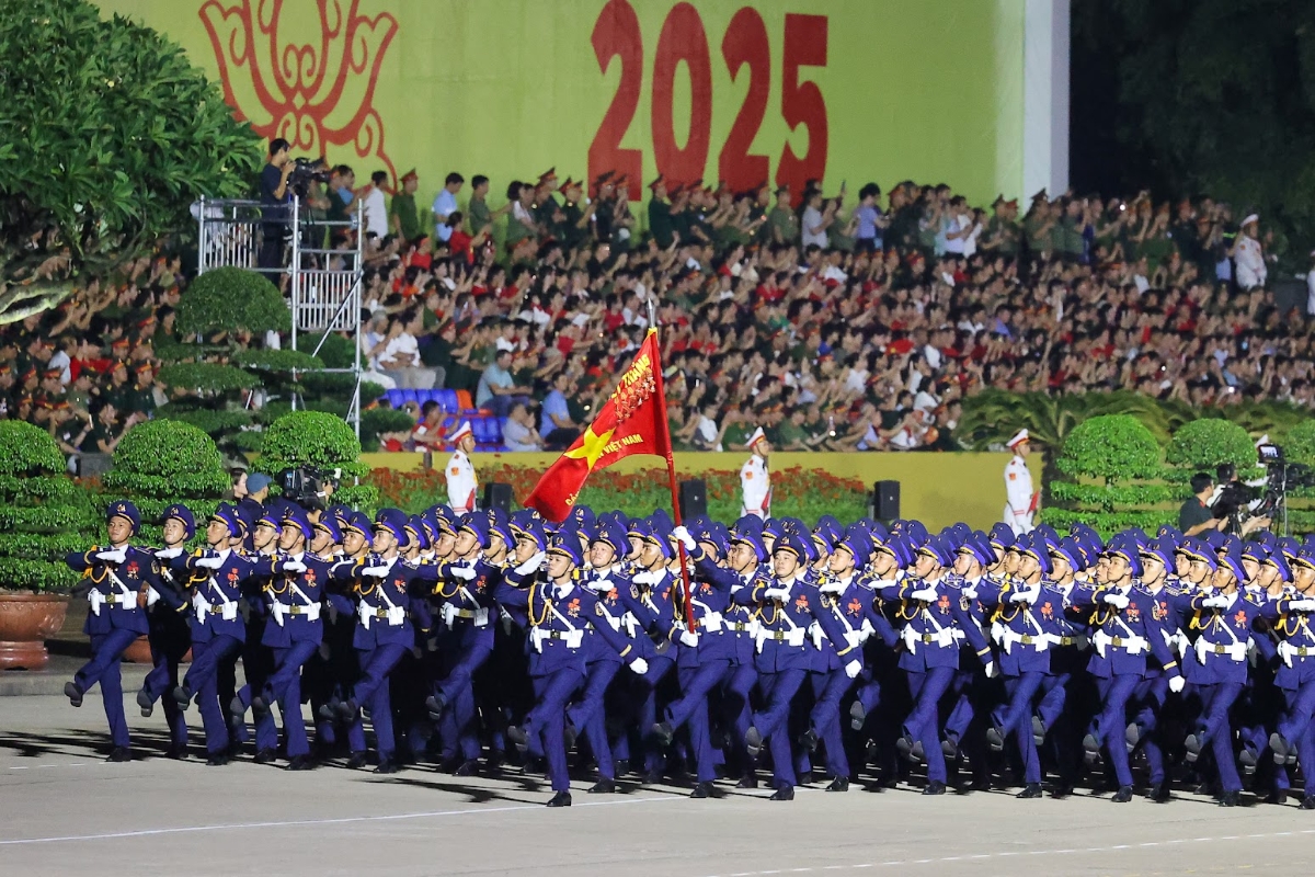 Khối sĩ quan lục quân,&nbsp;hải quân,&nbsp;phòng không-không quân, lực lượng cảnh sát biển... Ảnh: VGP