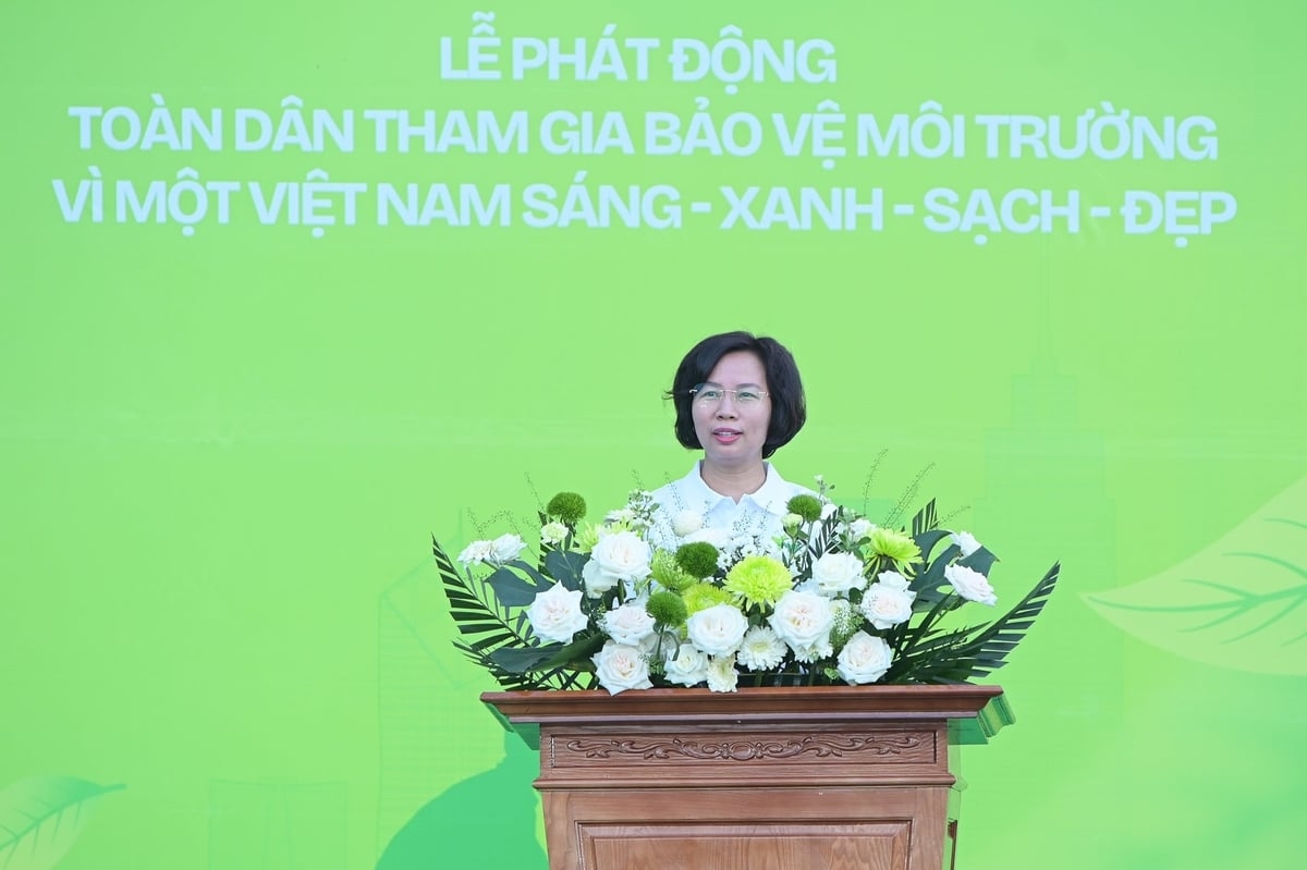 Bà Bùi Huyền Mai, Phó Chủ tịch thường trực Ủy ban Mặt trận Tổ quốc TP. Hà Nội, phát biểu tại lễ phát động. (Ảnh: Tùng Đinh).