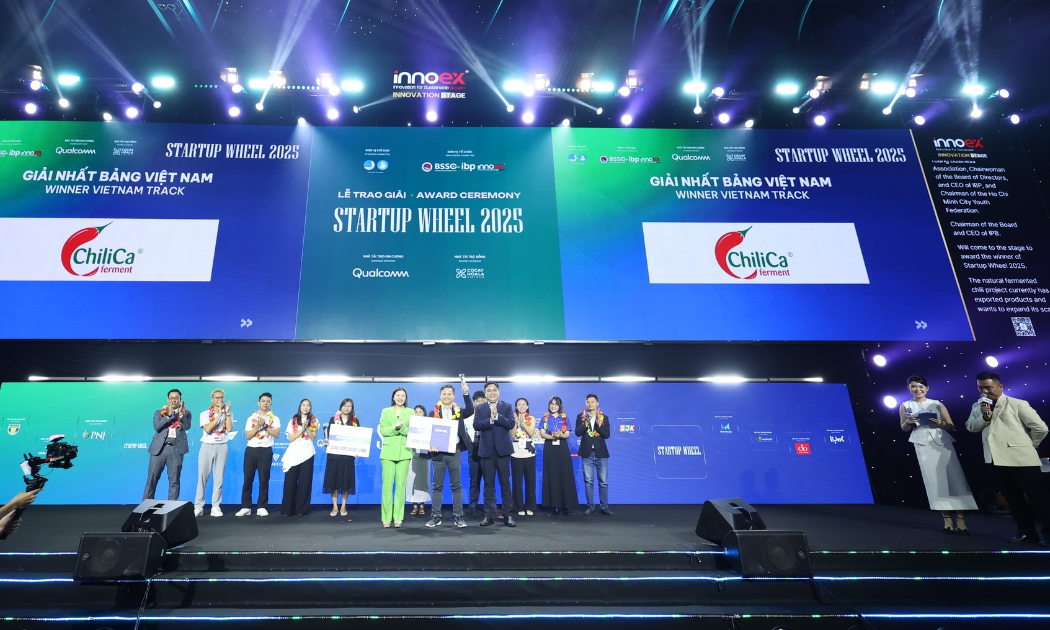 Ban tổ chức vinh danh Chilica với sản phẩm tương ớt tươi giành Quán quân Startup Wheel 2025 ở bảng Việt Nam, chiều 22/8.