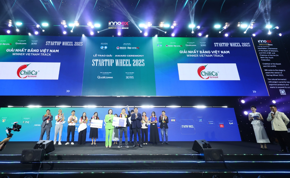 Ban tổ chức vinh danh Chilica với sản phẩm tương ớt tươi giành Quán quân Startup Wheel 2025 ở bảng Việt Nam, chiều 22/8.