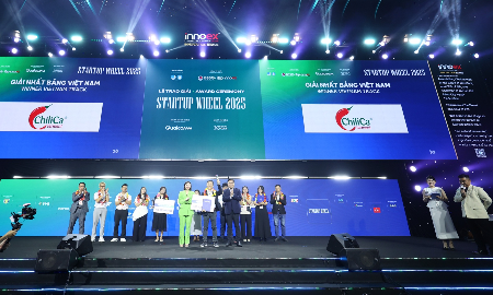Ban tổ chức vinh danh Chilica với sản phẩm tương ớt tươi giành Quán quân Startup Wheel 2025 ở bảng Việt Nam, chiều 22/8.