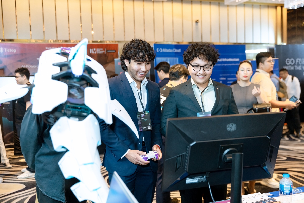 Khu vực triển lãm thu hút khách tham quan, trải nghiệm các giải pháp sáng tạo, AI từ các doanh nghiệp hàng đầu về công nghệ.