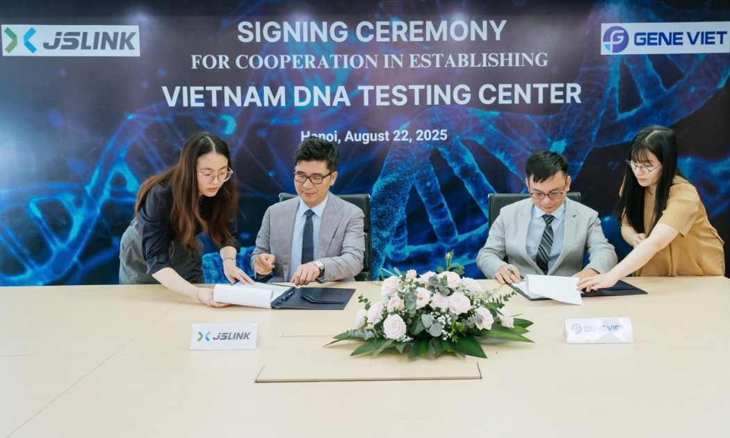 Ông Lee Jun Young - Giám đốc điều hành Công ty JS Link (Hàn Quốc) và Ông Lê Văn Khoa - Tổng giám đốc Công ty Cổ phần Sinh học phân tử Gene Viet (bên phải) ký hợp đồng xây dựng Trung tâm xét nghiệm Gene.