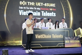 Đội thi đang trình bày tại Chung kết Cuộc thi Tìm kiếm Tài năng Blockchain Việt Nam: VietChain Talents 2025 