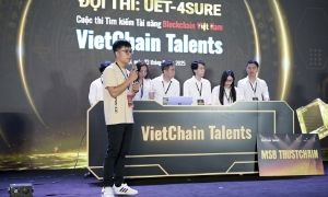 Đội thi đang trình bày tại Chung kết Cuộc thi Tìm kiếm Tài năng Blockchain Việt Nam: VietChain Talents 2025