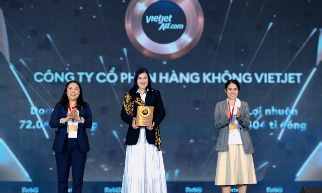 Thành viên HĐQT, Phó Tổng giám đốc, CFO Vietjet Hồ Ngọc Yến Phương (đứng giữa) nhận giải thưởng Top 50 Công ty niêm yết tốt nhất Việt Nam.