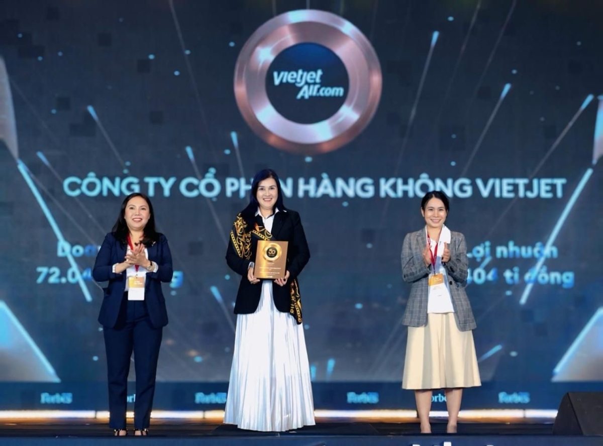 Thành viên HĐQT, Phó Tổng giám đốc, CFO Vietjet Hồ Ngọc Yến Phương (đứng giữa) nhận giải thưởng Top 50 Công ty niêm yết tốt nhất Việt Nam.
