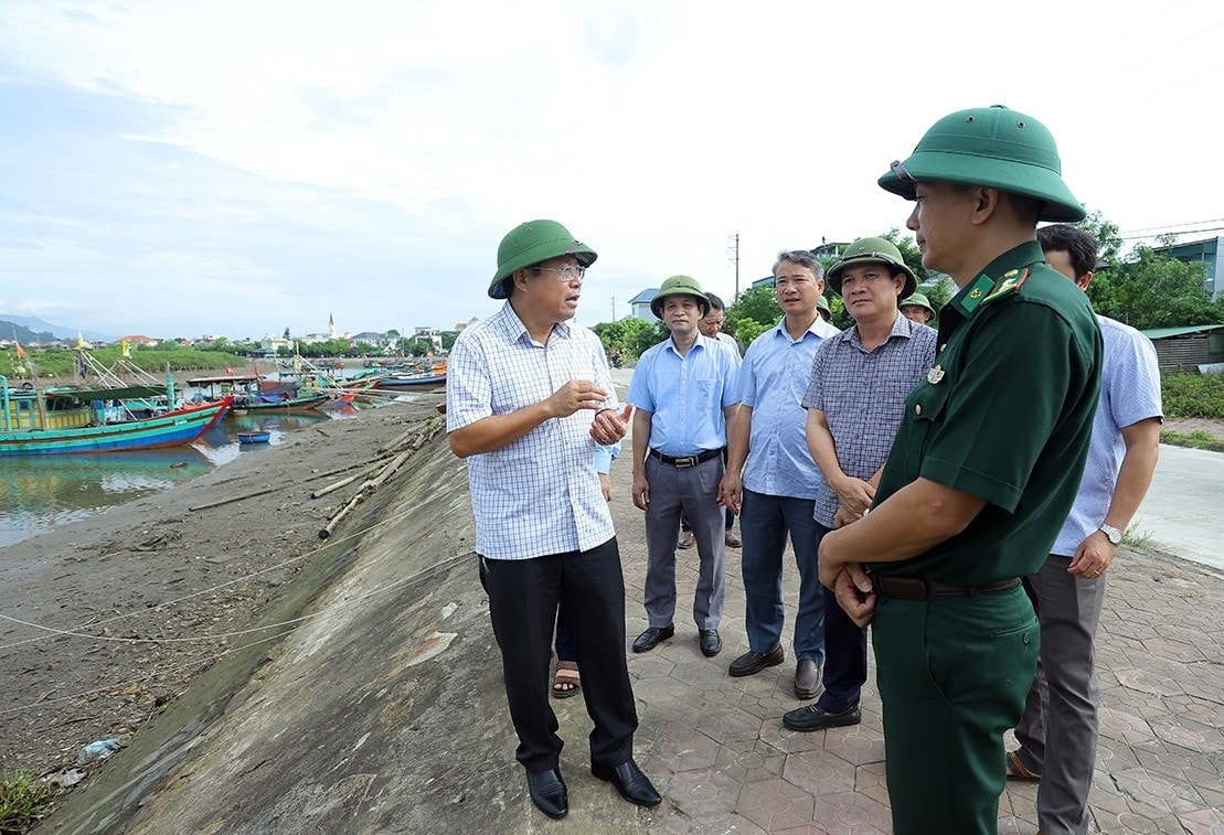 Phó Chủ tịch UBND tỉnh Hà Tĩnh Dương Tất Thắng cùng đoàn công tác kiểm tra tại khu neo đậu tàu thuyền Cảng Cửa Sót (xã Lộc Hà). Ảnh: BHT.