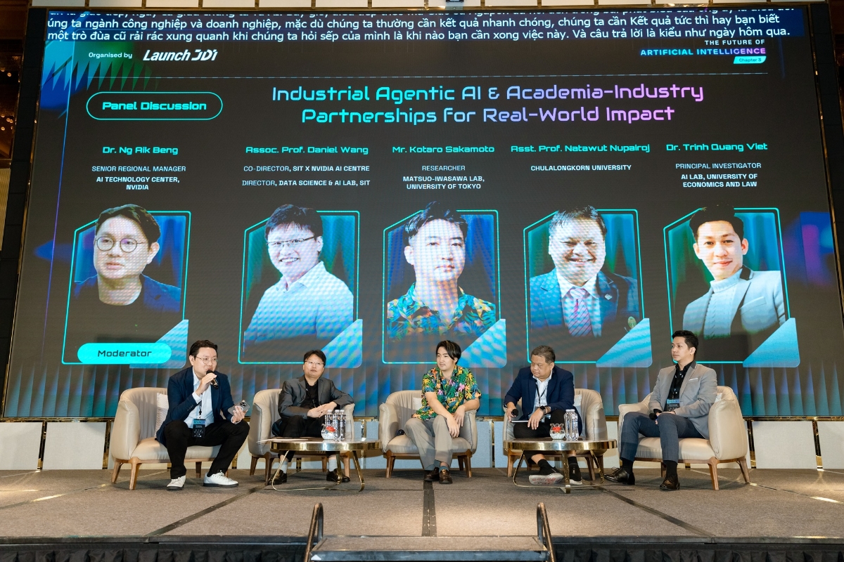 Các chuyên gia thảo luận về&nbsp;Agentic AI (trí tuệ nhân tạo hành động độc lập) trong phiên tọa đàm tại sự kiện.