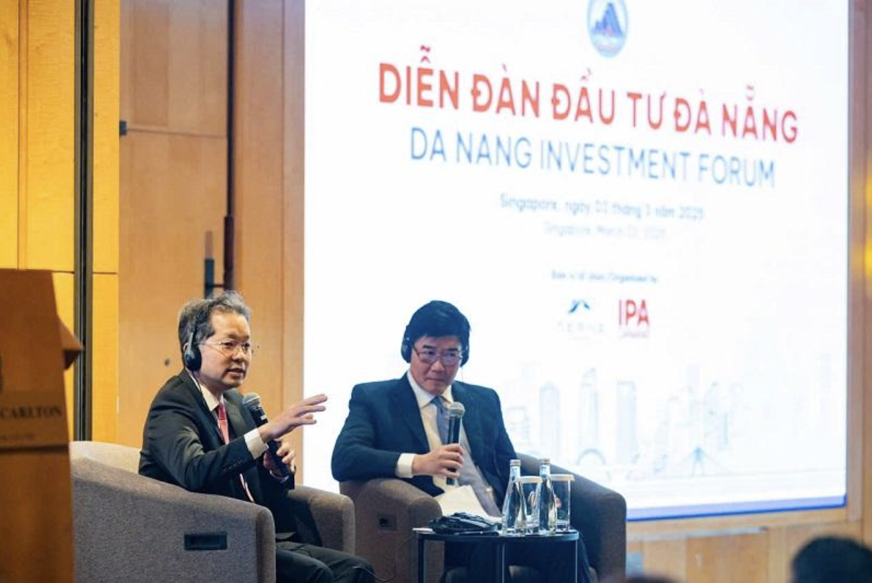 Ông Nguyễn Văn Quảng - Bí thư Thành ủy Đà Nẵng trả lời câu hỏi của các nhà đầu tư quốc tế tại Diễn đàn đầu tư Đà Nẵng - Singapore năm 2025.