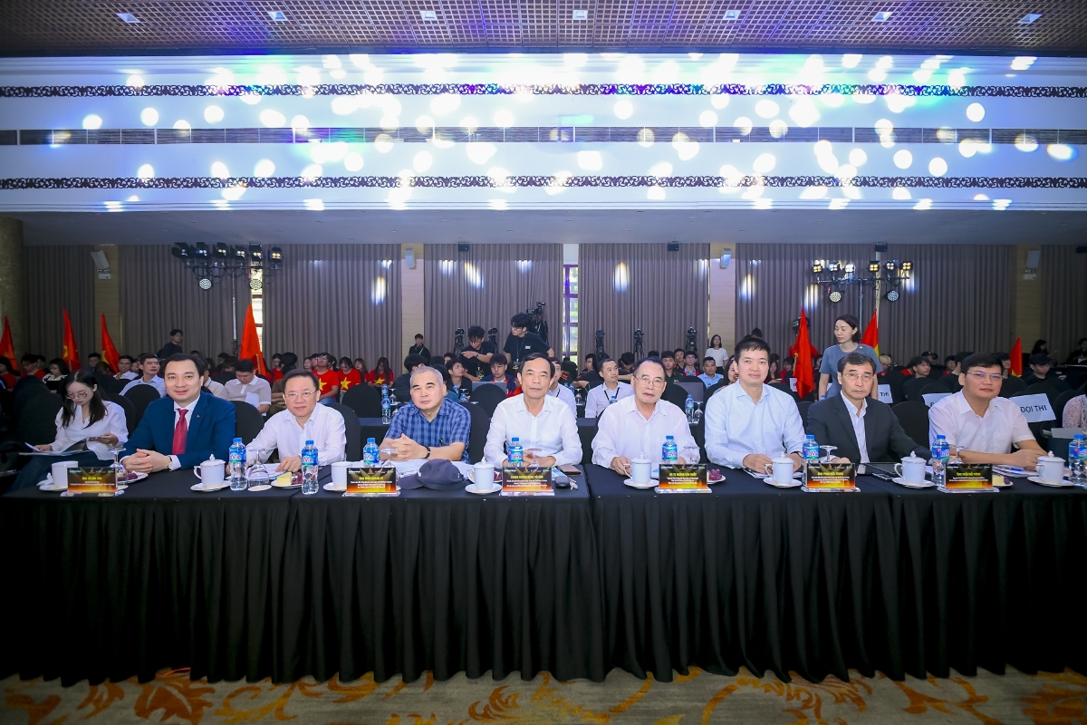 Cuộc thi có sự tham gia của hơn 20 giám khảo và chuyên gia đến từ các lĩnh vực khác nhau