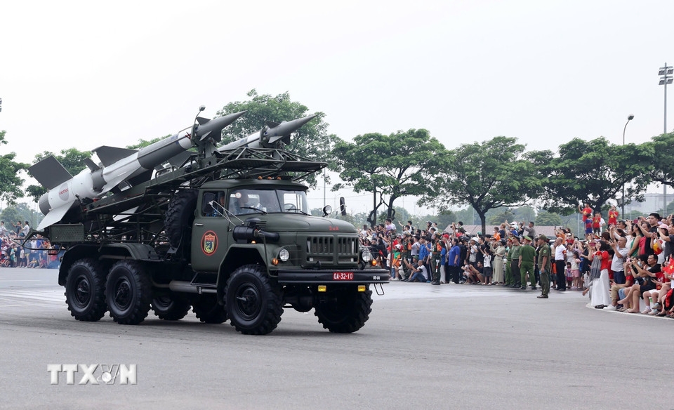 Các lực lượng tham gia Tổng hợp luyện tiến hành di chuyển về khu vực Quảng trường Ba Đình. Ảnh: Quốc Khánh/TTXVN