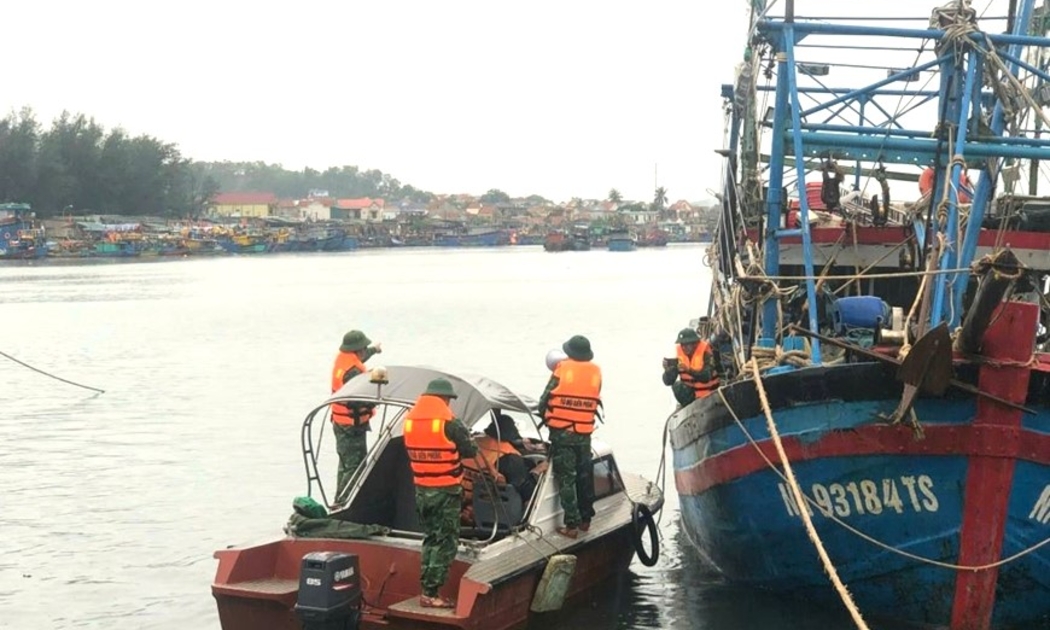 Lực lương biên phòng các tỉnh Bắc Trung Bộ khẩn trương kêu gọi các tàu thuyền vào bờ tránh trú an toàn